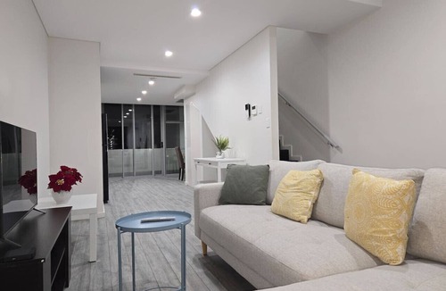 Camperdown Apartment | Camperdown two 12 Close to bus stop and SYD CBD