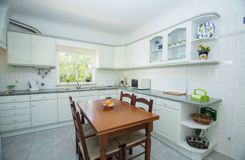 Albardeira Villa | Carrell White Villa, Pool, Wifi