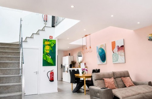 Olhao House | Casa Elegante T3 Moderna 2 Suítes, Jardim e Garagem Privados