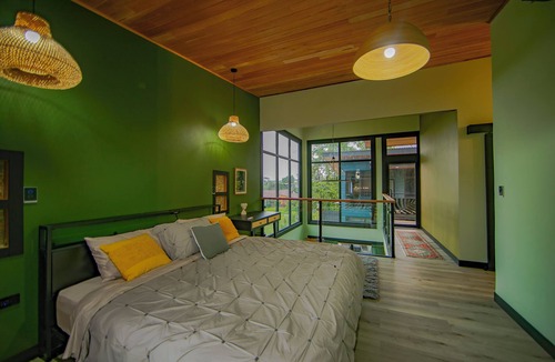 Penas Blancas House | Casa Esmeralda -5min to La Fortuna, King beds, BBQ & pool, parking on property