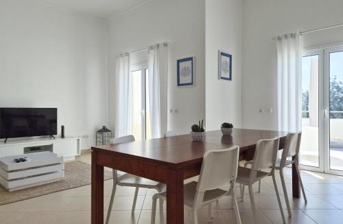 Vale de Parra Villa | Casa Ferreira - Encosta Vista Salgados - BY BEDZY