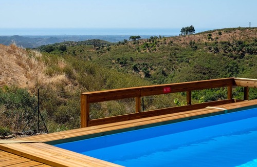 Fonte do Bispo Cottage | Casa Lynx, secluded hill top 2 bedroom getaway with pool and fenced garden