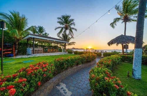 Potrero Villa | Casa Taj*beachfront*chef service*housekeeping*6 BR