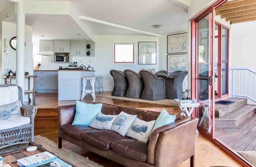 Castaways Beach House | Castaways Beach house Noosa.Beachfront,pool,tennis