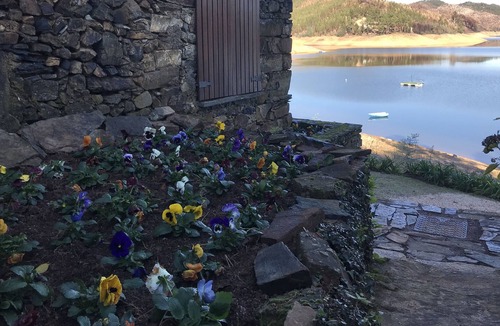 Dornes House | Castelo de Bode - House by the water
