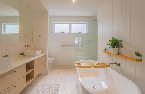 Burleigh Heads House | Cedar Sands Hideaway - 3BRM Home