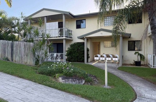 Tannum Sands Apartment | Central 3 Bedroom | Walk to Beach, Pub, Shops