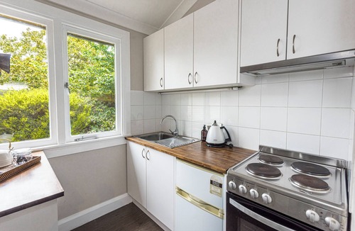 Bowral Cottage | Centennial Cottage 2 - Botanica. Cosy, close walk to Bowral and wedding venues.
