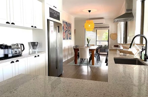 Tannum Sands Apartment | Central Beach Town Gem | Walk to Everything