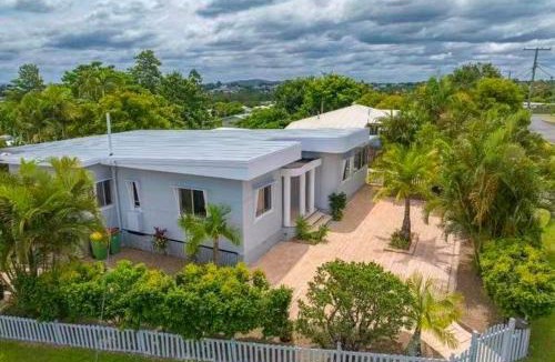 Gympie House | Central Gympie 3BR Family Home Mountain Views