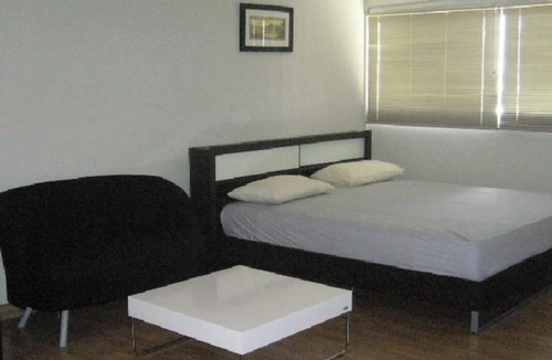 Ban Mai House | Chan Kim Don Mueang Guest House, free parking space and free Wifi.