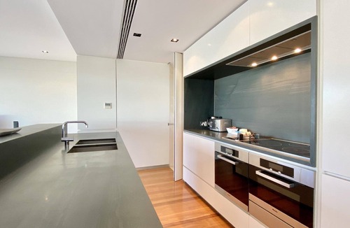 Milsons Point Apartment | Charming 3-Bedroom Apartment with Harbour View, 900m Stroll to Harbour Bridge