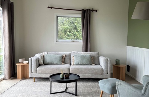Upper Ferntree Gully House | Charming Hillside Home City Views and the 1000 Steps!