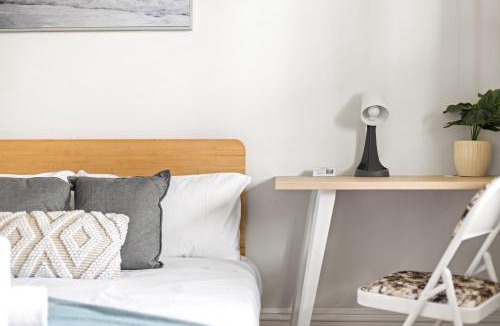 Carlton House | Charming Double Room - Prime Location in Carlton Supermarkets Nearby for Convenience - Shared Bathroom