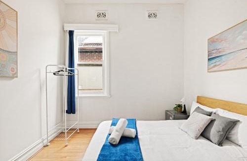 Carlton House | Charming Double Room - Prime Location in Carlton Supermarkets Nearby for Convenience - Shared Bathroom