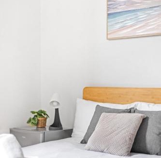 Carlton House | Charming Double Room - Prime Location in Carlton Supermarkets Nearby for Convenience - Shared Bathroom
