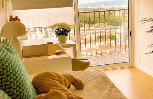 Alges Apartment | Charming Single or Twin Room with Balcony and sublime View of the Tagus