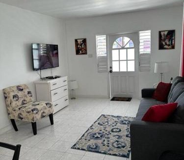 Mount Standfast House | Charming St James Cottage - Walk to Beach