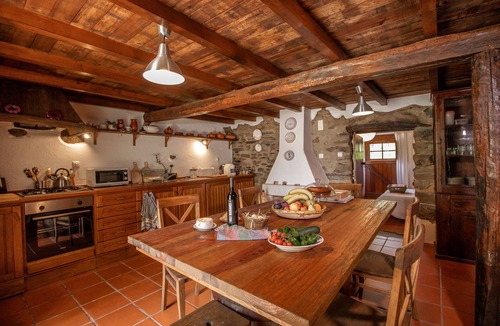 Serta Cottage | Charming Stone House near Zezere River