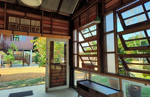Sukhothai House | Charming Thai-style villa in lush greenery 10 mins from bus station near city.