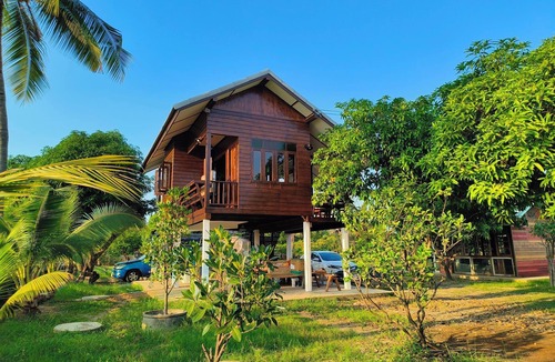 Sukhothai House | Charming Thai-style villa in lush greenery 10 mins from bus station near city.