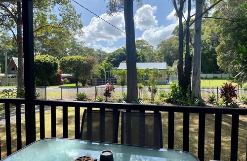 Brisbane Waterfront House | Cheerful 3 bedroom home in bush setting