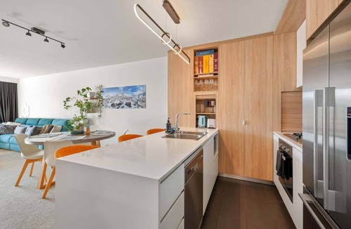 Newstead Apartment | Chic 2 bed/2 bath Apartment with City Views