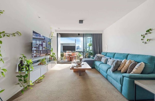 Newstead Apartment | Chic 2 bed/2 bath Apartment with City Views