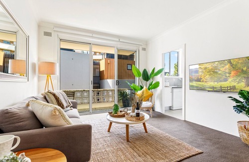 Neutral Bay Apartment | Chic 2-Bed Apartment Near City CBD