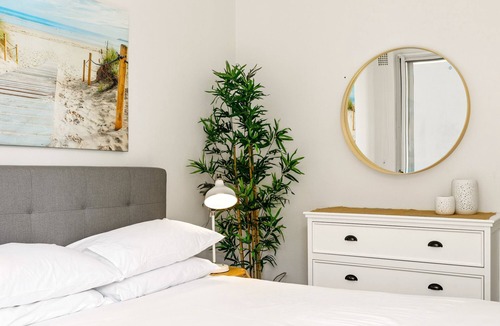 Neutral Bay Apartment | Chic 2-Bed Apartment Near City CBD