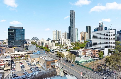 Fortitude Valley Apartment | City and Mountain View Apt with Pool, Gym and Parking