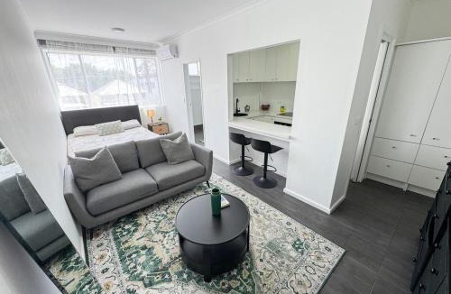 St. Kilda East Apartment | Clean Bright Studio Apartment - Walkable Location