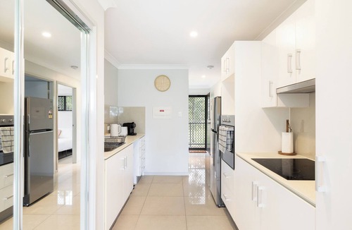 Rocklea Apartment | Clean Rocklea 2BR | Parking & Train Access | 373B2