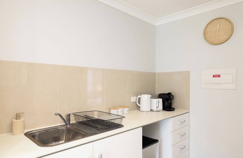 Rocklea Apartment | Clean Rocklea 2BR | Parking & Train Access | 373B2