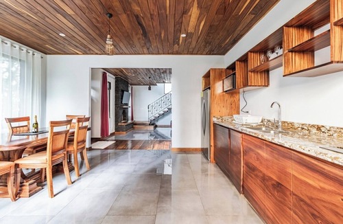 Quebrada Grande House | Cloud Forest Retreat , 2BR, Private Balconies, Birdwatching, 3km to center.