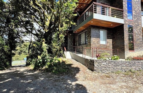 Quebrada Grande House | Cloud Forest Retreat , 2BR, Private Balconies, Birdwatching, 3km to center.