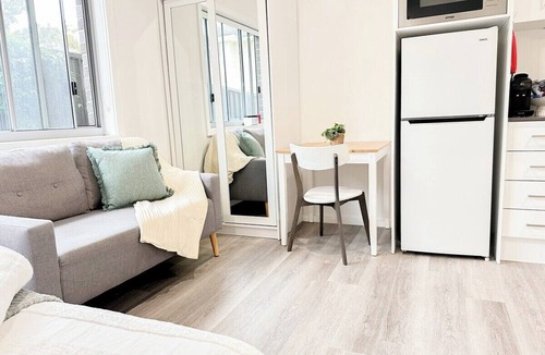 Woonona Apartment | Coastal Couples - Parking Wi-Fi - Coffee Netflix
