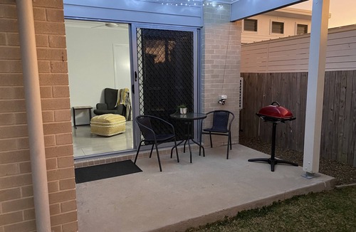 Margate Villa | Coastal Holiday Min from Waterfront Beach Shops Redcliffe Market OFF STREET PARK