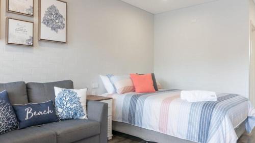 Sawtell Hotel | Coasters 18 - steps from downtown Sawtell