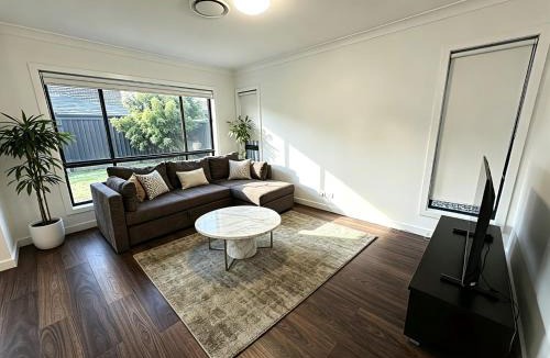 Colebee House | Colebee 4 Bedroom House Walk to Park and Shops