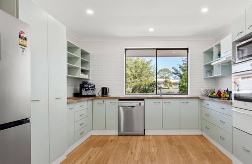 Vincentia House | Collingwood Villa- Waterfront and Pet Friendly home
