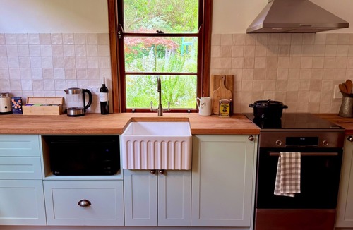 Blackheath Cottage | Colomatta Mist, Blackheath - Pet Friendly Cottage with Escarpment Views