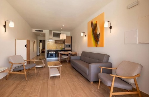 Luz Apartment | Comfort and Convenience! Kitchenette, Pool, Pets Allowed, Near Lagos Marina!