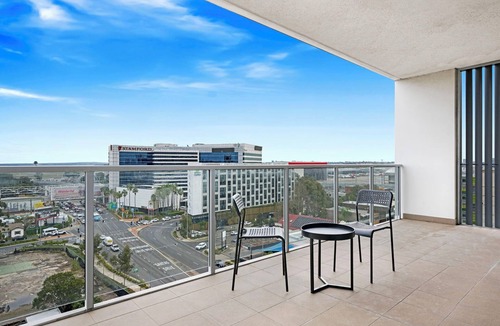 Mascot Apartment | Convenient Airport Getaway: Your Home Away from Home