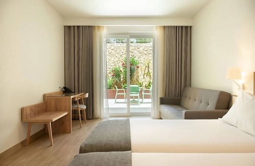 Luz Apartment | Convenient Location! Kitchen, Outdoor Pool, Pets Allowed, Free Parking!