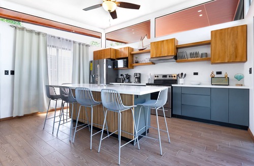 Uvita House | Coral House, 5 min to the beach- fiber optic internet and swimming pool