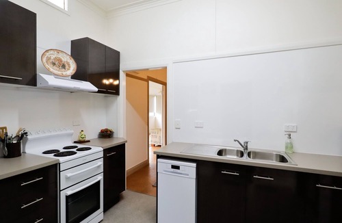 Tenterfield House | Cosy 3-Bed Home with Fireplace & Outdoor BBQ