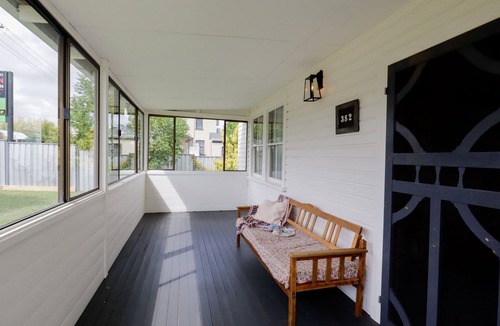 Tenterfield House | Cosy 3-Bed Home with Fireplace & Outdoor BBQ