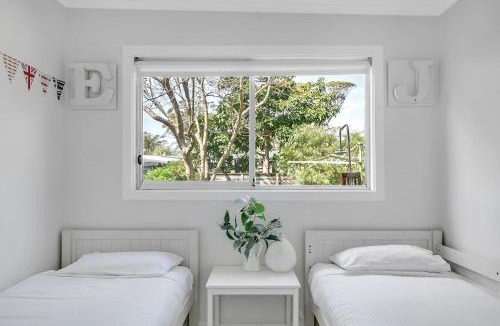 Broulee House | Cosy Getaway with Fireplace and Spacious Backyard