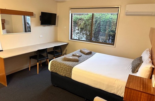 Charleville Hotel | Cosy Queen Room Charleville